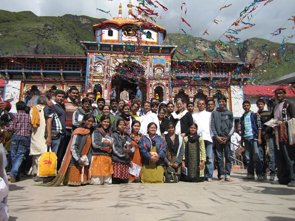 A group of pilgrims on the trek to Kedarnath