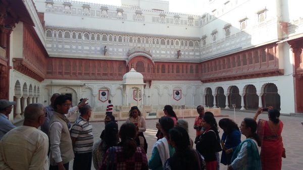The iconic Hawa Mahal from the front