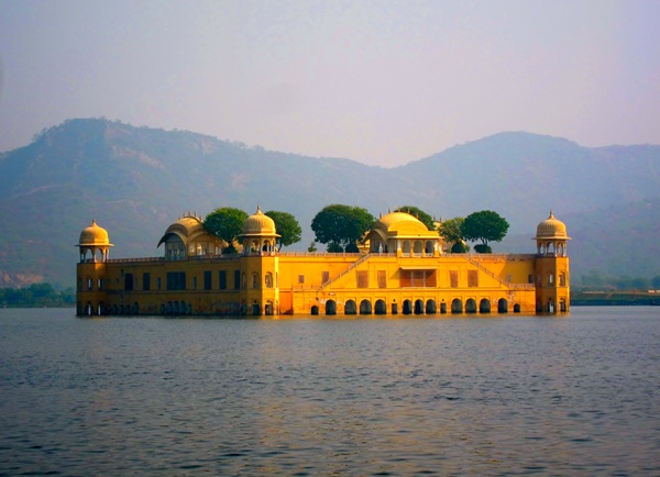 A serene view of Lake Pichola in Udaipur with the City Palace in the background