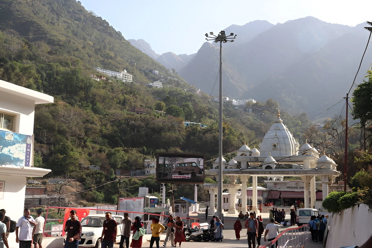 Pilgrims trekking to the sacred Vaishno Devi shrine