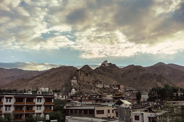 A scenic view of the Leh Palace and surrounding mountains